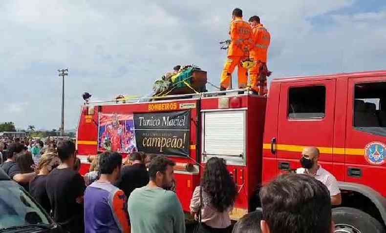 O corpo do piloto Tunico Maciel saiu no caminho do Corpo de Bombeiros em cortejo pelas ruas de Lavras(foto: Mundo Press/Divulgao)