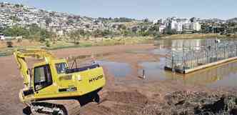 As intervenes para acabar com inundaes na Avenida Prudente de Morais foram iniciadas com o desassoreamento da Barragem Santa Lcia(foto: Fotos: Leandro Couri/EM/D.A PRESS)