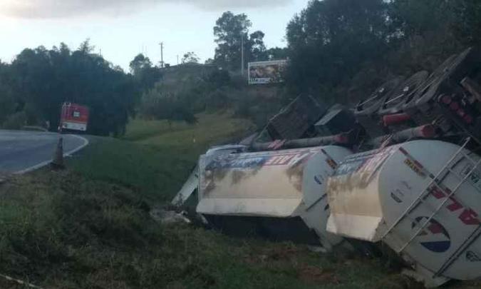 Motorista ficou ferido e foi levado para um hospital de Pouso Alegre(foto: Polícia Rodoviária Federal (PRF) / Divulgação) Motorista ficou ferido e foi levado para um hospital de Pouso Alegre(foto: Polícia Rodoviária Federal (PRF) / Divulgação)
