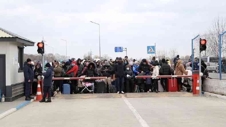 Ucranianos esperam em fila para entrar na Moldvia