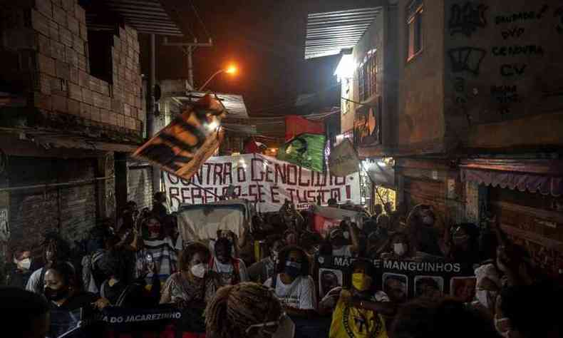 Moradores do Jacarezinho, no Rio, protestaram contra a violncia policial na comunidade(foto: MAURO PIMENTEL / AFP)