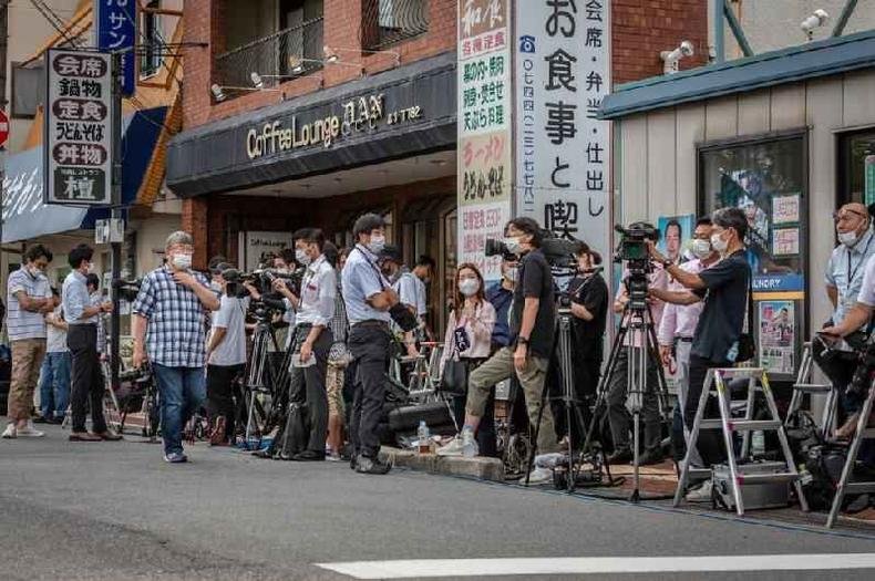 Jornalistas e re�nem em frente ao Hospital Universit�rio M�dico de Nara, para onde o ex-primeiro-ministro do Jap�o, Shinzo Abe, foi transferido ap�s ser atacado durante campanha eleitoral em 09 de julho de 2022 em Nara, Jap�o.
