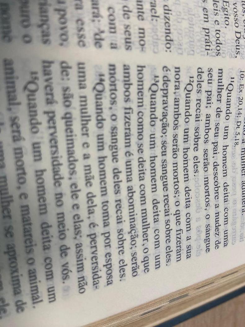 (foto: Edison Veiga) Fragmento da Bíblia condenando a homossexualidade