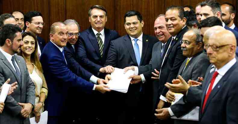 Na terça-feira passada, Bolsonaro e Paulo Guedes entregaram ao Congresso o pacote de reformas que inclui a fusão de pequenos municípios (foto: Marcelo Camargo/Agência Brasil)
