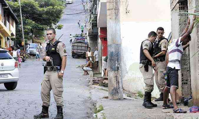 Polcia Militar fez operao preventiva ontem no Morro das Pedras para tentar coibir ao de criminosos(foto: JAIR AMARAL/EM/D.A PRESS )