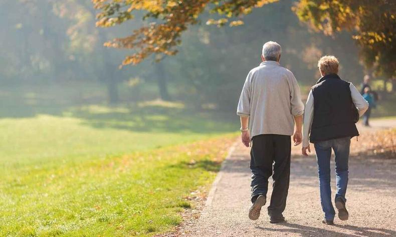 Com o envelhecimento populacional é imperioso que as cidades se adaptem aos velhos de hoje e se preparem para os que virão amanhã(foto: Reprodução/saude.gov.br) Casal de idosos de costas caminhando em um parque