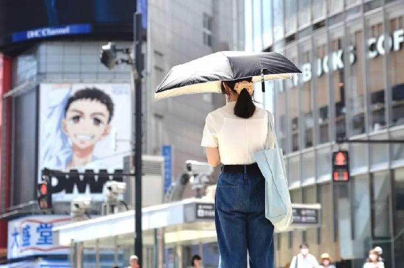 A legislação atual do Japão desestimula as mulheres a denunciar agressões, segundo ativistas(foto: Getty Images) Mulher usando guarda-chuva parada em rua no Japão