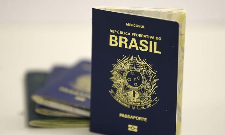Imagem de passaporte com uma passagem dentro em primeiro plano. No fundo,  possvel visualizar um aeroporto