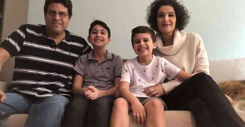 Os mdicos Jos Vidal e Paula Marques de Vidal, com os filhos Diego e Eduardo: 20 anos depois do incio do namoro, uma prova de fogo na profisso e tambm em casa 