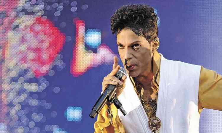 Prince canta no palco de estdio na Frana
