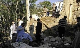 Terremoto destruiu im�veis e deixou desabrigados(foto: EHSAN ULLAH / AFP)