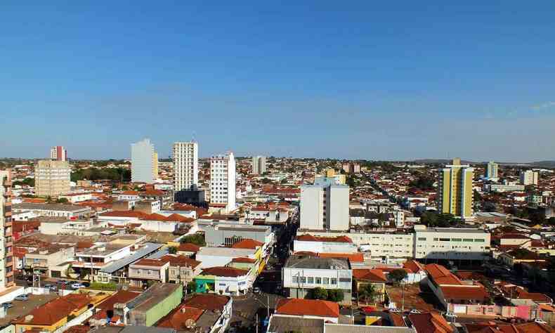 Vista geral da cidade de Ituiutaba com poucos prédios e céu azul