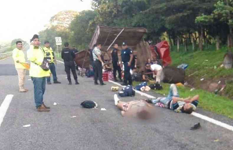 Vtimas e objetos pessoais ficaram espalhados na pista de asfalto e na margem da estrada