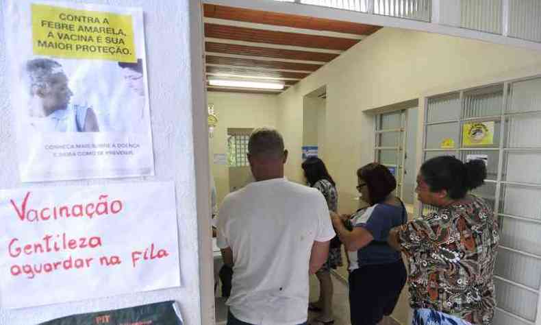 Fila para receber a vacina em Brumadinho, na Grande BH: repasse de recursos para a sade a prefeituras  fonte de embate entre autoridades federais e estaduais(foto: Juarez Rodrigues/EM/D.A Press)
