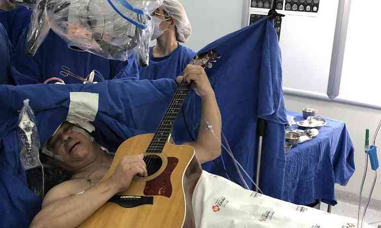 paciente Maurcio Stemberg em cirurgia do crebro e tocando violo