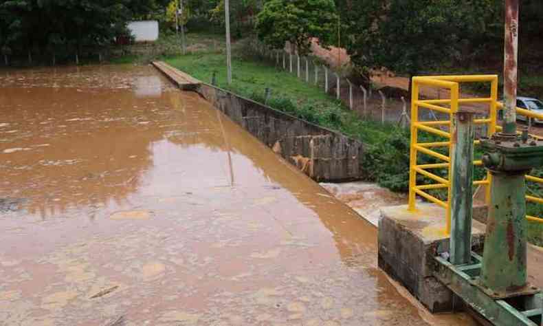 Barragem que ficou vazia durante 30 dias voltou a encher depois das chuvas de novembro em Itambacuri(foto: Prefeitura de Itambacuri/Divulgao)