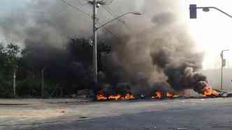 Manifestantes incendiaram pneus e bloquearam totalmente a avenida(foto: Reproduo/Facebook)