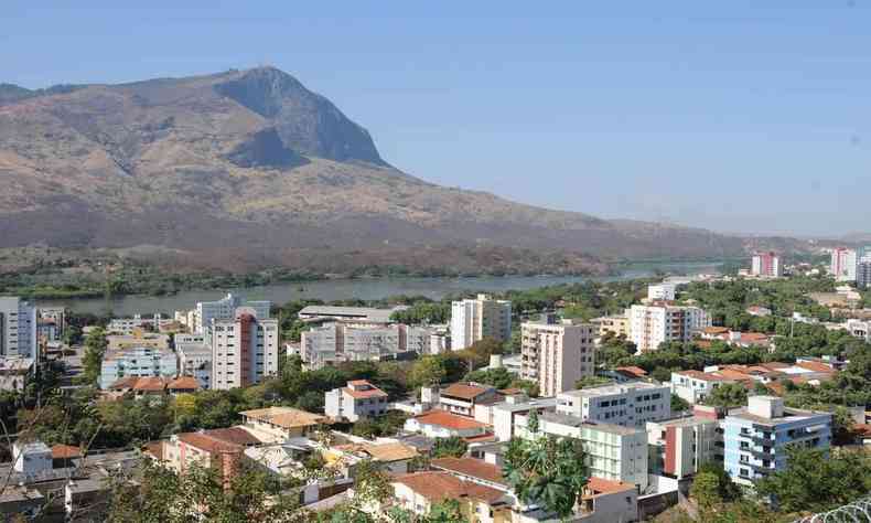 vista panormica da cidade de Governador Valadares, podem ser vistos o Pico da Ibituruna e o rio Doce cortando a cidade