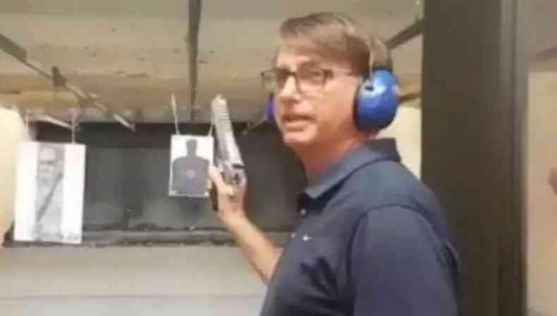 Militar, reformado como capito do Exrcito, Bolsonaro tem fascnio por armas(foto: Reproduo/Facebook)