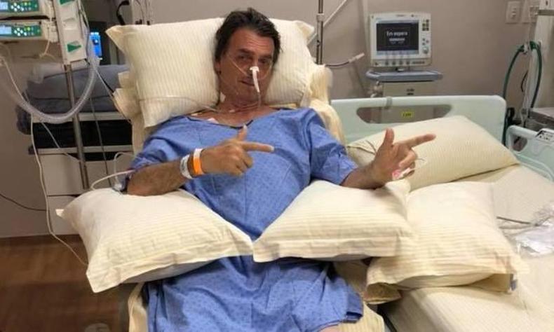 Bolsonaro foi levado do leito para uma poltrona na qual passou meia hora. Segundo os médicos, não há sinais de infecção(foto: Reprodução/Facebook) Bolsonaro foi levado do leito para uma poltrona na qual passou meia hora. Segundo os médicos, não há sinais de infecção(foto: Reprodução/Facebook)