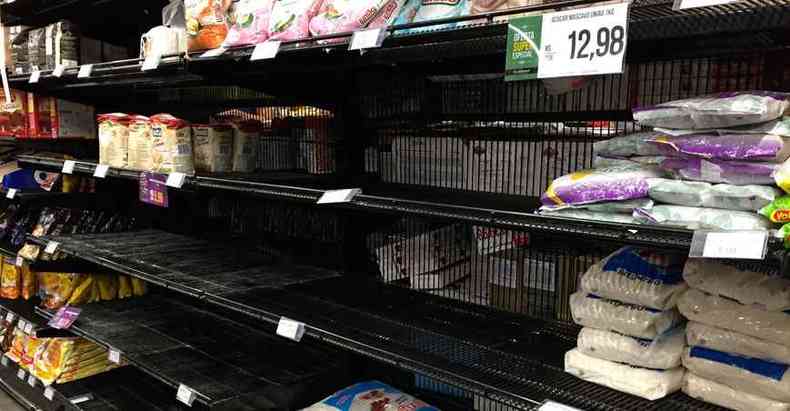  Com aumento da procura por consumidores  possvel ver a falta de produtos nas prateleiras da loja(foto: Humberto Martins/EM/D.A Press)