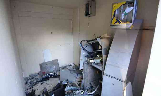 Em abril, bandidos explodiram caixa eletrnico no condomnio Retiro das Pedras, em Nova Lima (foto: Gladyston Rodrigues/EM/D.A PRESS - 18/04/2016)