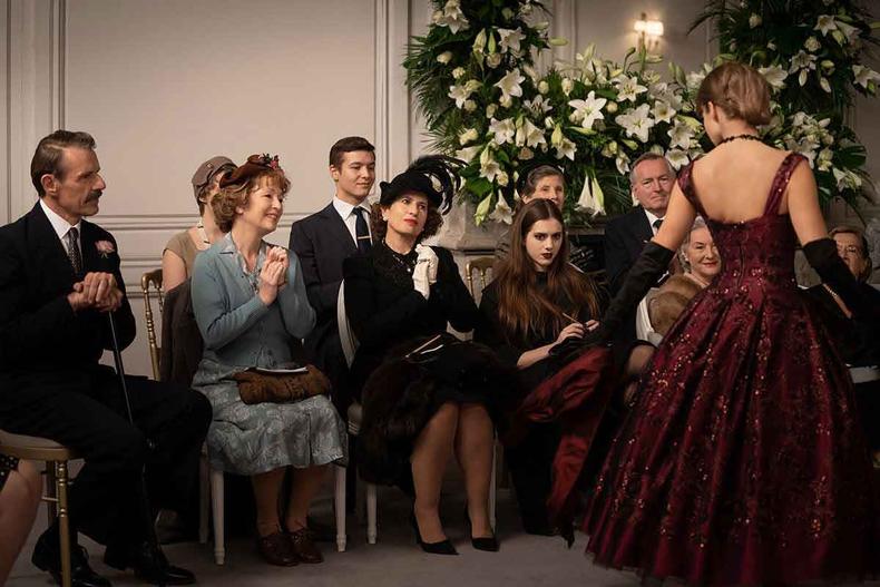 Com Lesley Manville como protagonista, o filme está em cartaz em três salas em Belo Horizonte (foto: Universal Pictures/Divulgação) Atriz Lesley Manville faz prova de vestido em cena de 'Sra. Harris vai a Paris'