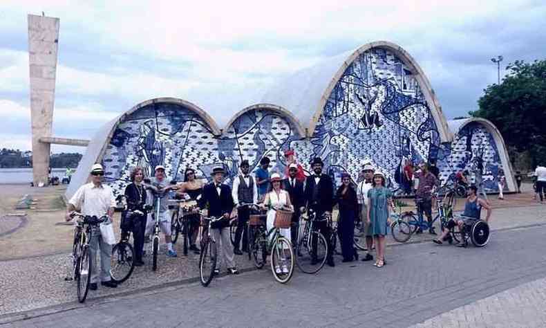 Ciclistas visitaram obras de Oscar Niemeyer e chamaram a ateno por onde passavam(foto: Pedro Ferreira)