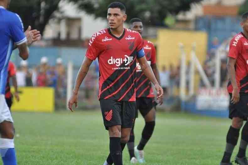 Lo Gomes brigar por vaga com Z Ricardo, Juninho e Flvio(foto: Mauricio Mano/ Athletico Paranaense)