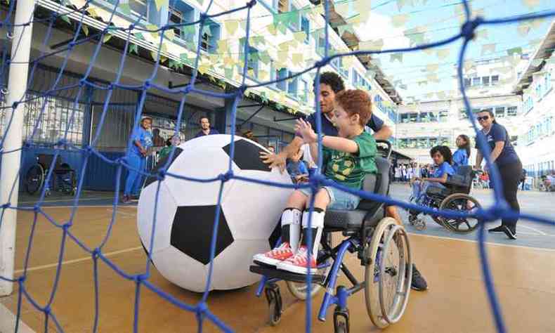 Bola gigante foi importada para Copa das crianas e adolescentes da AMR(foto: Alexandre Guzanshe/EM/D.A Press)