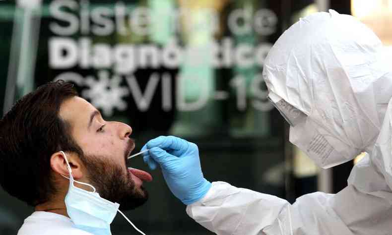 Teste RT-PCR para diagnosticar a COVID-19(foto: AFP / ULISES RUIZ )