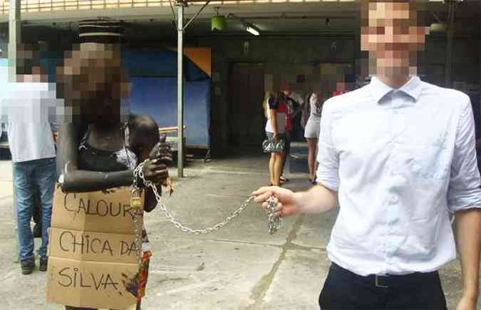 Estudante foi coberta com tinta preta e acorrentada ostentando um cartaz citando Chica da Silva(foto: Reproduo Facebook)