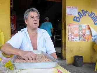 O comerciante Joo de Oliveira reclama do preo das mercadorias (foto: Beto Novaes/EM/D.A Press)