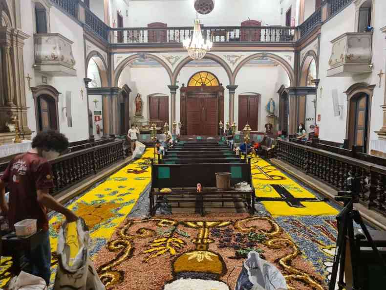 Preparao dos tapetes ornamentais no Santurio Santa Luzia