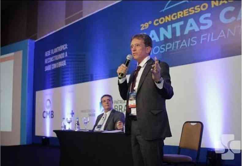 Daniel Porto Soares (D), superintendente da Santa Casa de Passos, durante congresso(foto: Arquivo Pessoal)