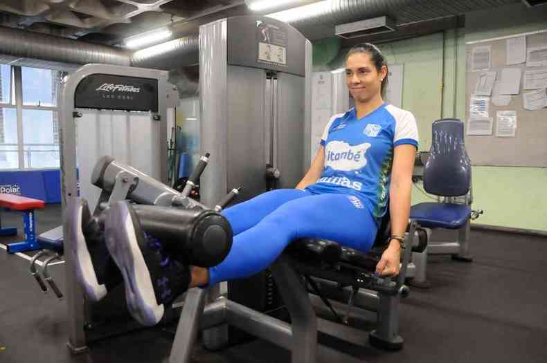 Bruna Honrio voltou a BH h duas semanas, se esfora para treinar junto com o grupo a partir de agosto e est animada com a recuperao: 