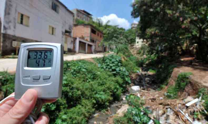 Termo-higrmetro mede 33,6C na Vila Novo So Lucas, na quarta-feira, no mesmo momento em que a Estao Pampulha marcava 30C