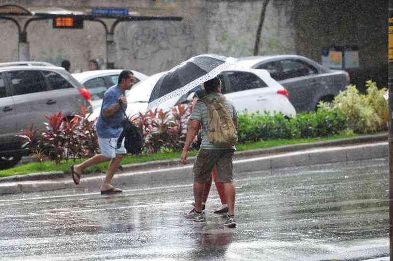 H quatro dias moradores de Belo Horizonte convivem com a chuva(foto: Gladyston Rodrigues/EM/D.A Press)