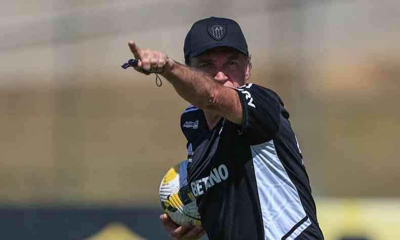 Cuca em treino na Cidade do Galo