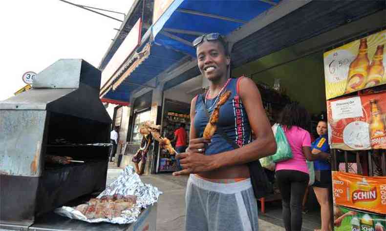 Vendedora de espetinhos na rua, Amanuela de Souza reforou o estoque de carne para a partida de hoje(foto: Ramon Lisboa/EM/DA Press)