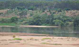 Areia no leito do rio expe sua situao crtica: em julho, vazes abaixo do ndice 