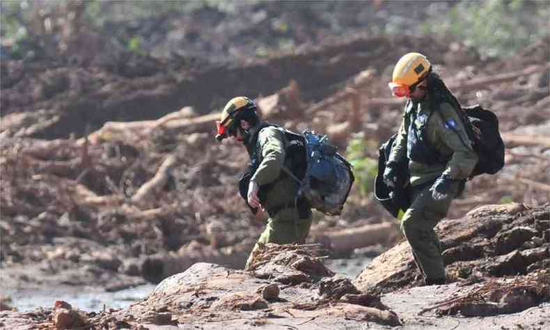 Militares de Israel auxiliam equipes brasileiras nas buscas em Brumadinho desde esta segunda-feira(foto: Gladyston Rodrigues/EM)