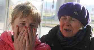 Parentes no aeroporto de Pulkovo, em So Petersburgo, se desesperam ao saberem da morte de todos os passageiros(foto: OLGA MALTSEVA / AFP )