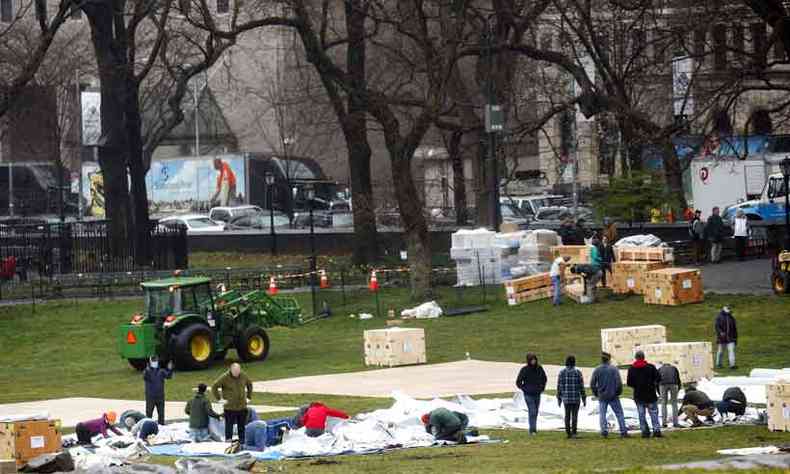 Cerca de 60 pessoas esto trabalhando na construo do hospital de campanha no Central Park (foto: Kena Betancur/AFP)
