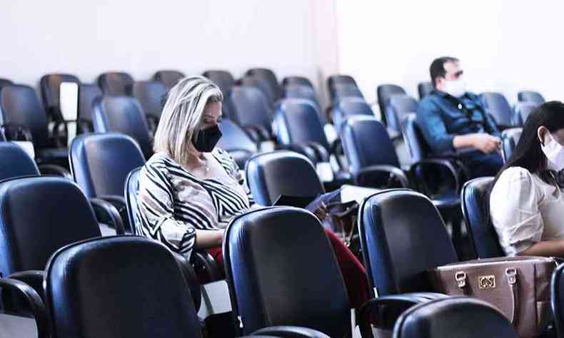 Os alunos assistiram a aula sentados nas cadeiras do auditrio da Univale, cumprindo as exigncias para o distanciamento social(foto: Divulgao/Univale)
