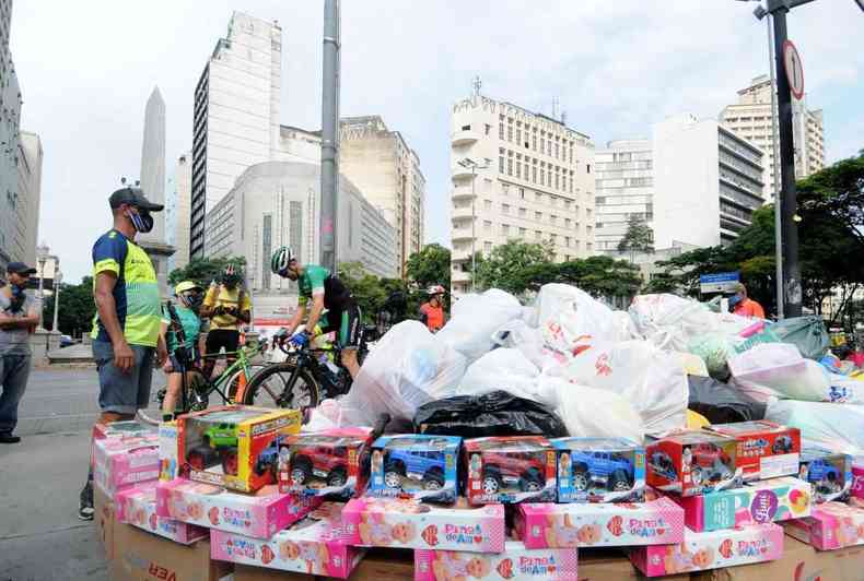 Ao organizada pelo ciclista Thiago Drews na Praa Sete, em BH, para arrecadao de brinquedos