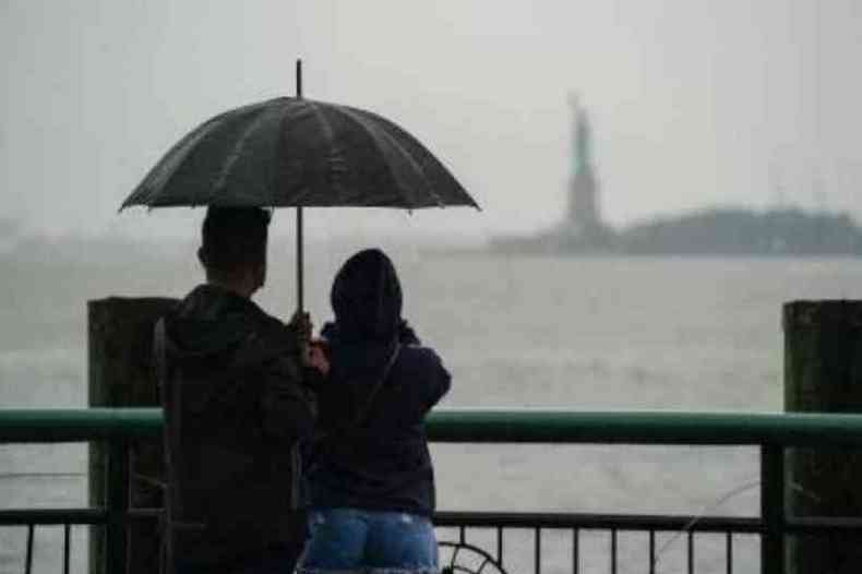 Homem e mulher com um guarda chuva