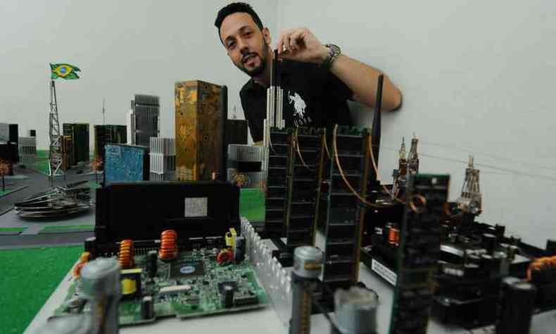 Rafael dos Santos Silva criou a maior maquete do Brasil feita com peas de computador(foto: Euler Jnior/EM/D.A Press)