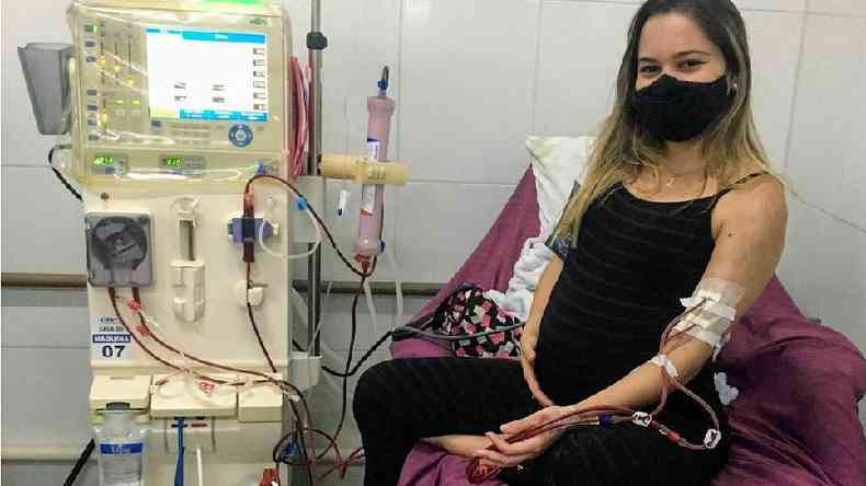 Gabriella, quando estava grvida, durante sesso de hemodilise: 'tudo que eu consegui conquistar de bom na minha vida eu devo  hemodilise'(foto: Arquivo pessoal/BBC News Brasil)
