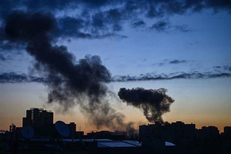 Colunas de fumaa sobem ao cu de Kiev depois de exploses